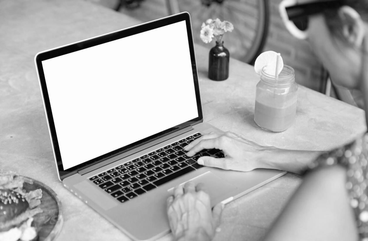 Estudiantes utilizando la plataforma educativa