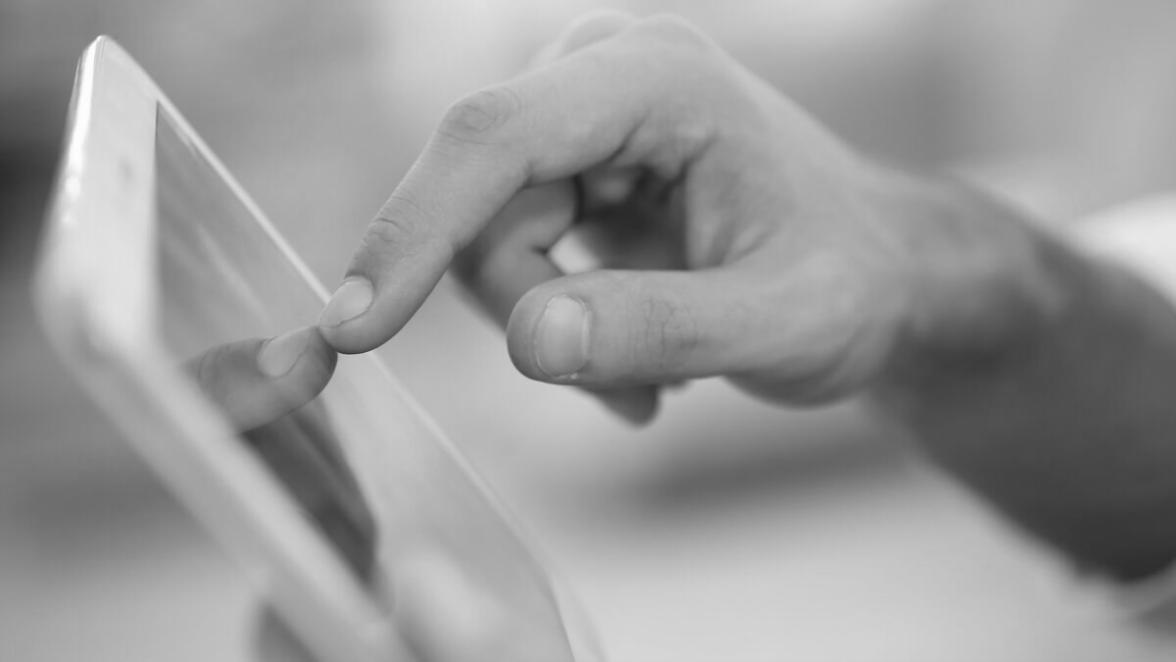 Sesión de planificación presupuestaria con documentos y análisis