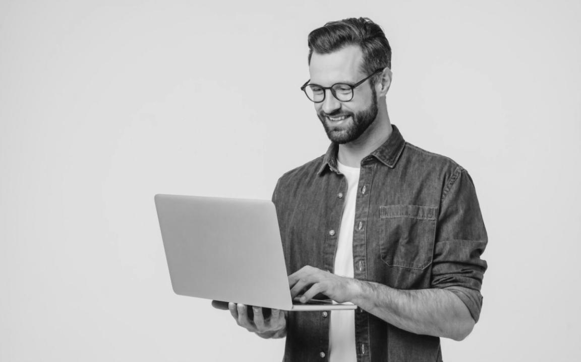 Profesionales trabajando en planificación presupuestaria